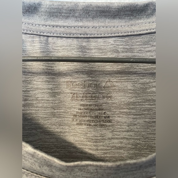 Reebok T-shirt - Picture 3 of 3